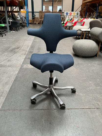 HAG Capisco 8106 Bureaustoel | Zithoogte 45 - 59 cm  | Blauw | Chroom