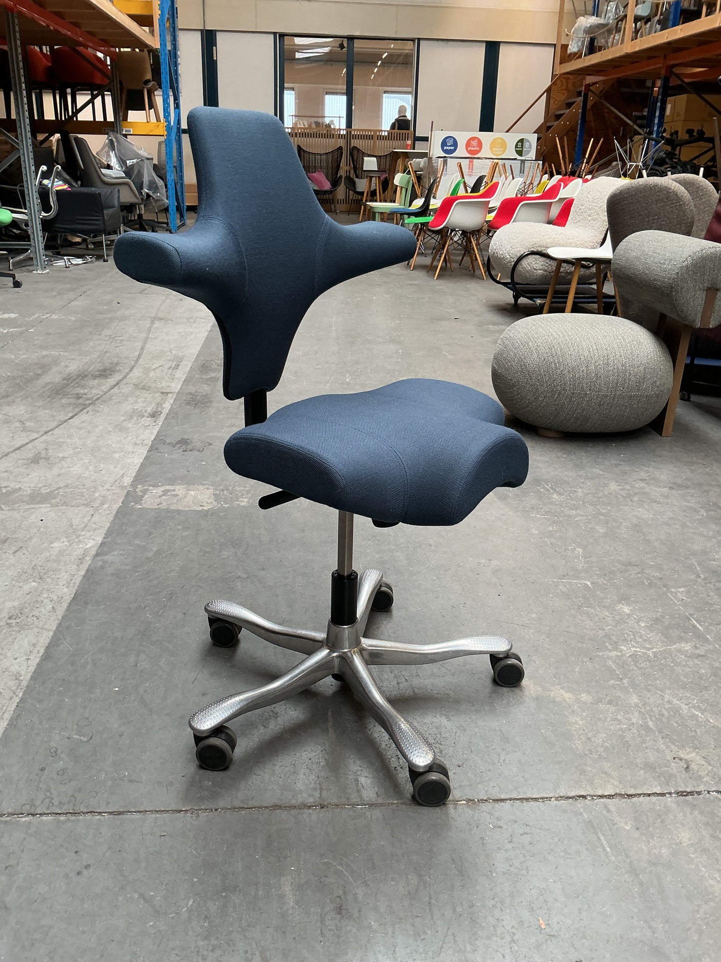 HAG Capisco 8106 Bureaustoel | Zithoogte 45 - 59 cm  | Blauw | Chroom