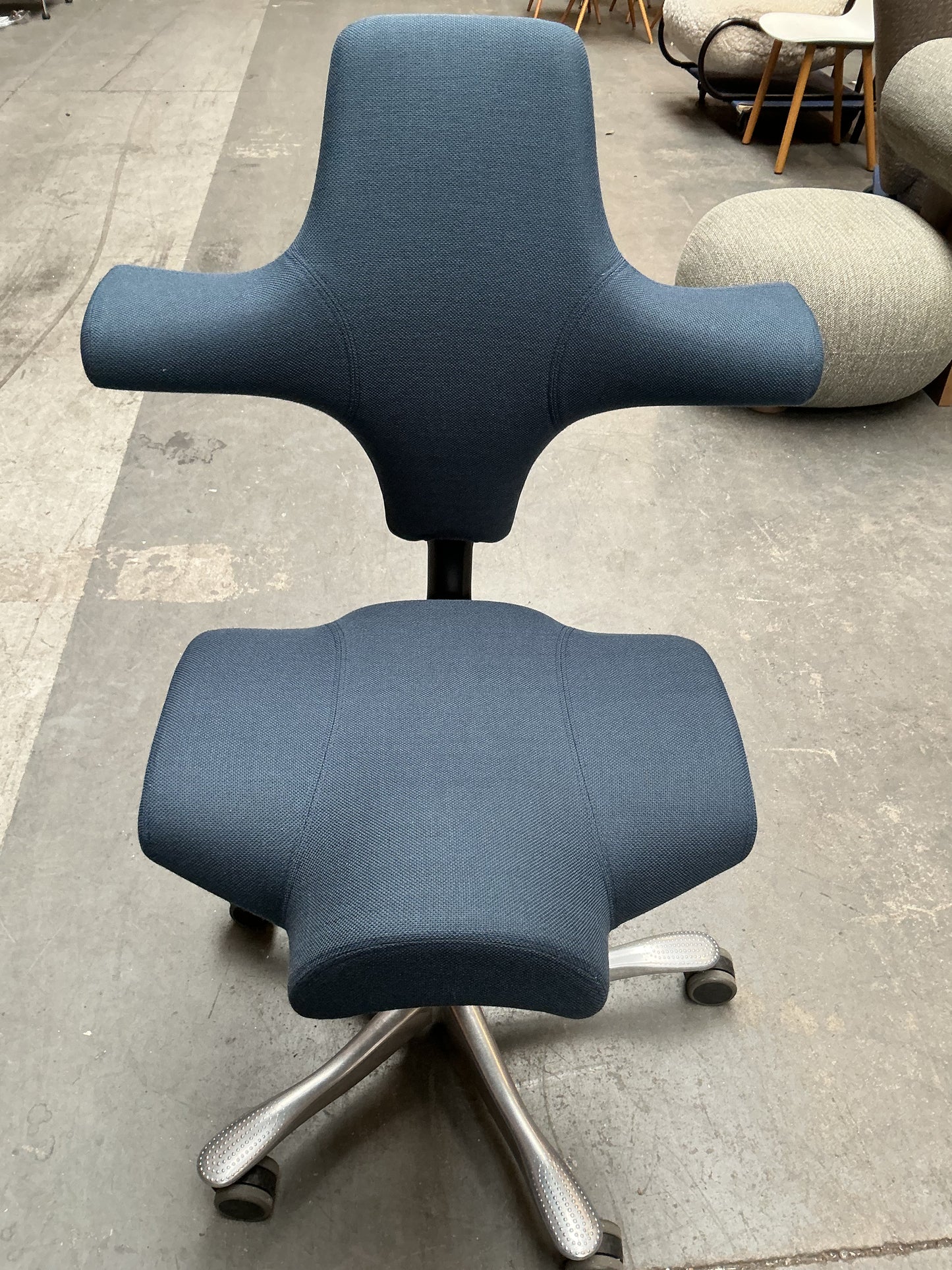 HAG Capisco 8106 Bureaustoel | Zithoogte 45 - 59 cm  | Blauw | Chroom