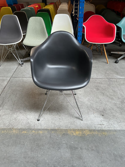 Vitra Eames DAR Design Stoel | Zwart | Chroom