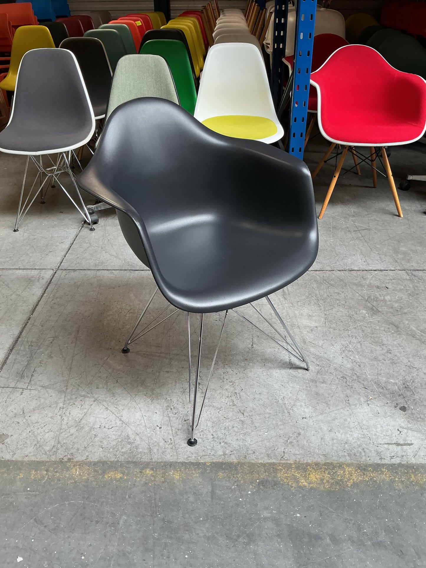 Vitra Eames DAR Design Stoel | Zwart | Chroom
