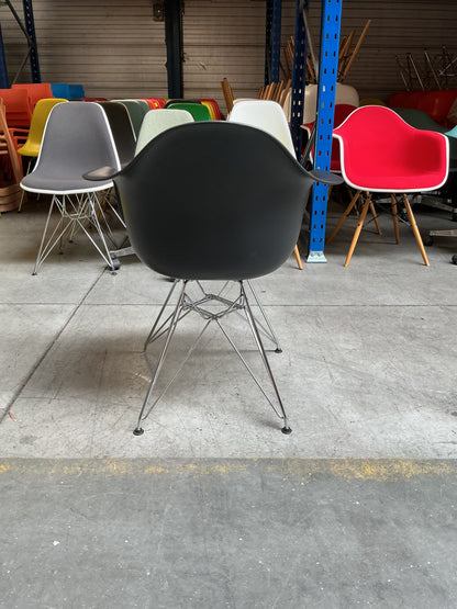 Vitra Eames DAR Design Stoel | Zwart | Chroom