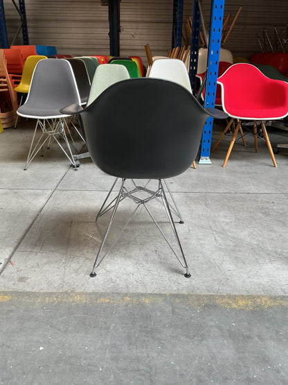 Vitra Eames DAR Design Stoel | Zwart | Chroom