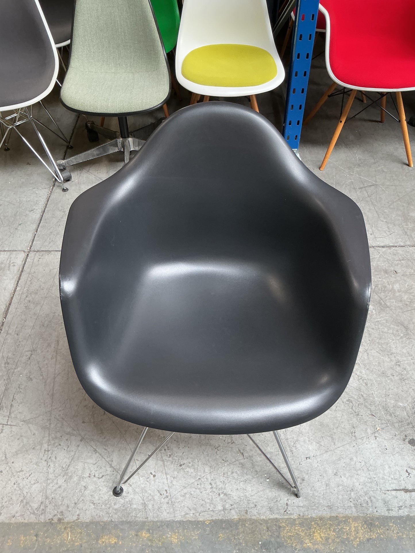 Vitra Eames DAR Design Stoel | Zwart | Chroom