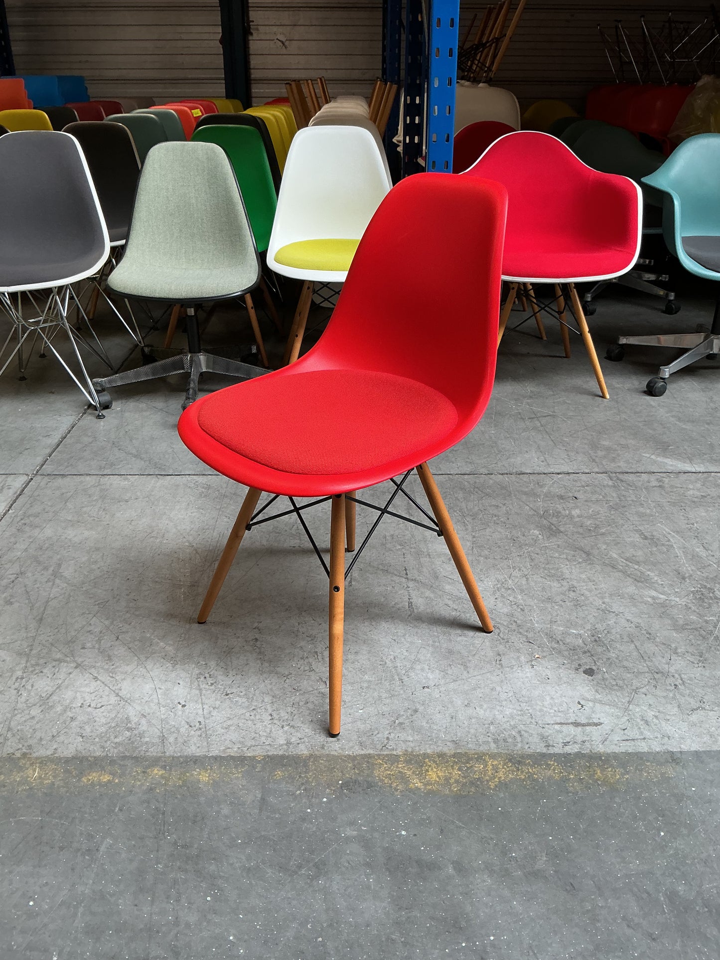Vitra Eames Plastic Chair DSW | Eetkamerstoel | Rood | Essenhout