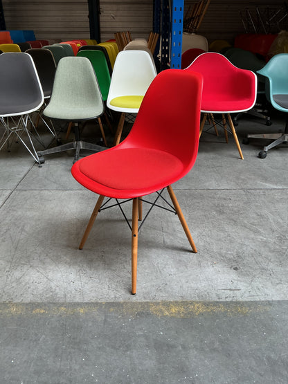 Vitra Eames Plastic Chair DSW | Eetkamerstoel | Rood | Essenhout