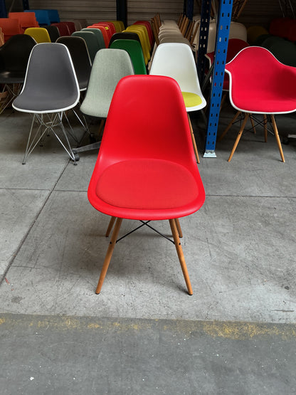 Vitra Eames Plastic Chair DSW | Eetkamerstoel | Rood | Essenhout