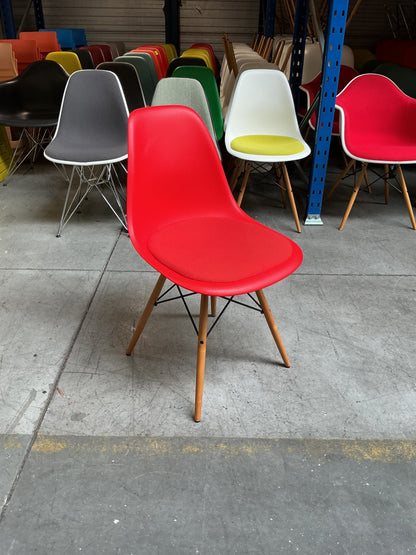 Vitra Eames Plastic Chair DSW | Eetkamerstoel | Rood | Essenhout