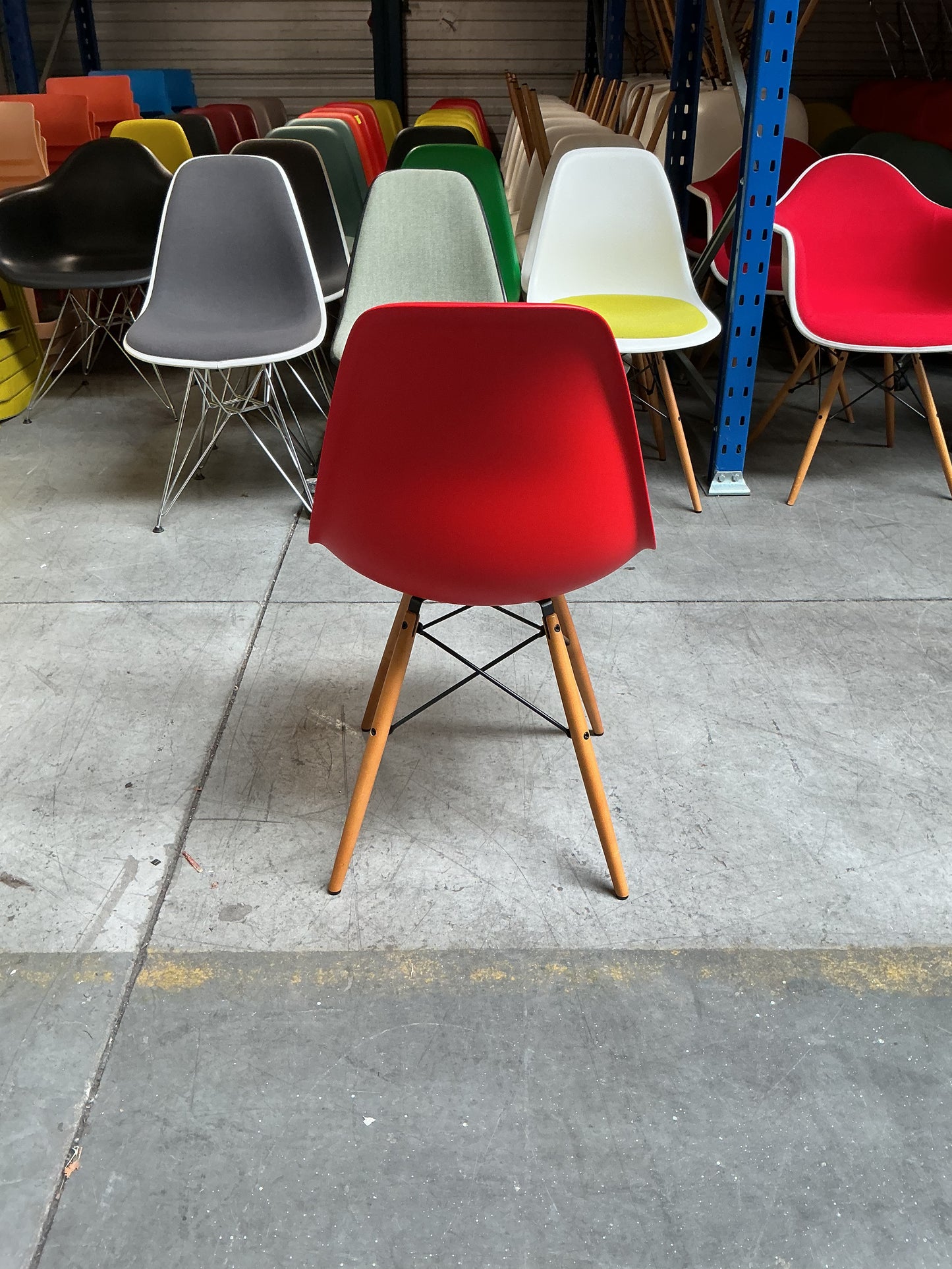 Vitra Eames Plastic Chair DSW | Eetkamerstoel | Rood | Essenhout