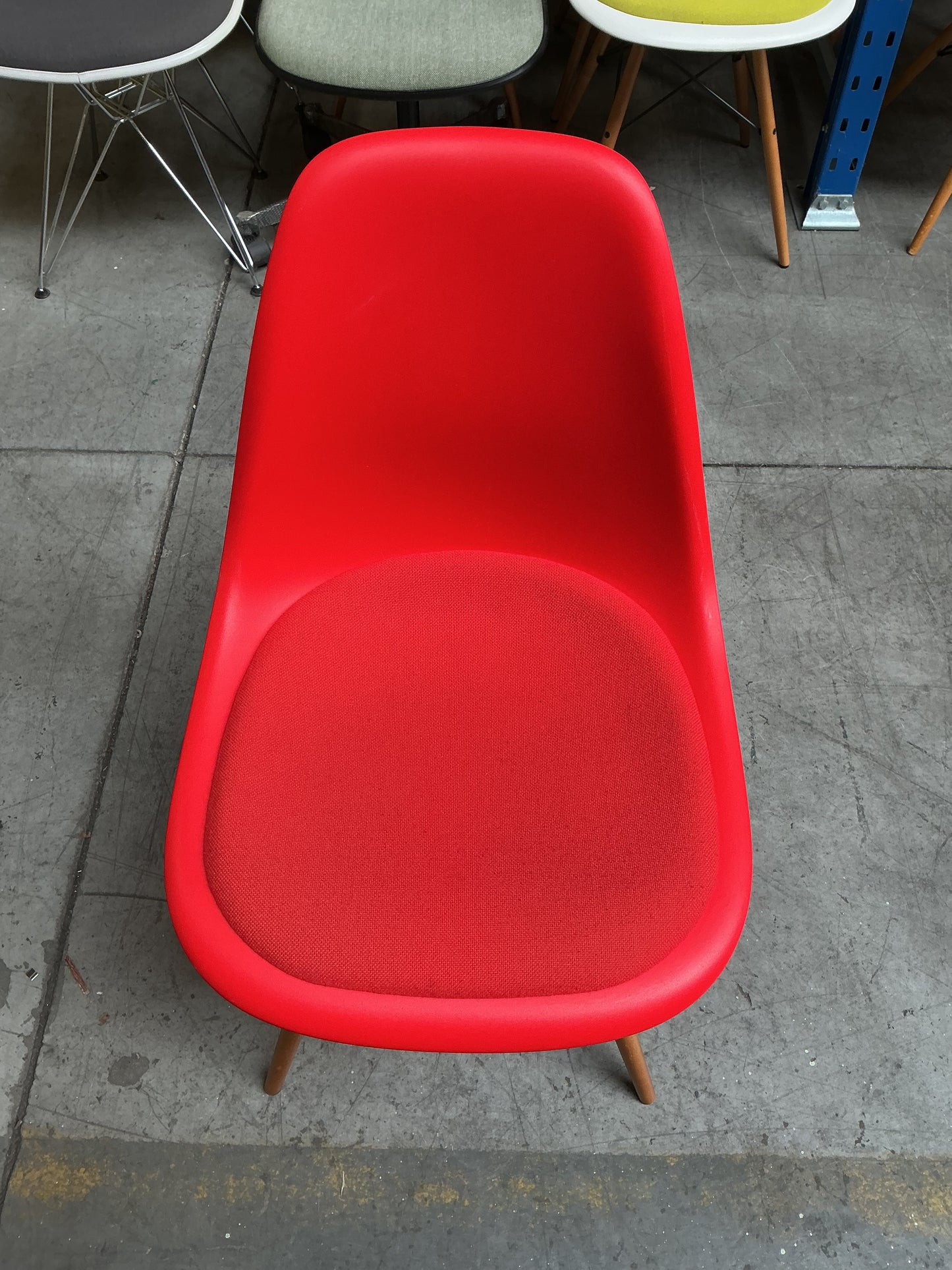 Vitra Eames Plastic Chair DSW | Eetkamerstoel | Rood | Essenhout