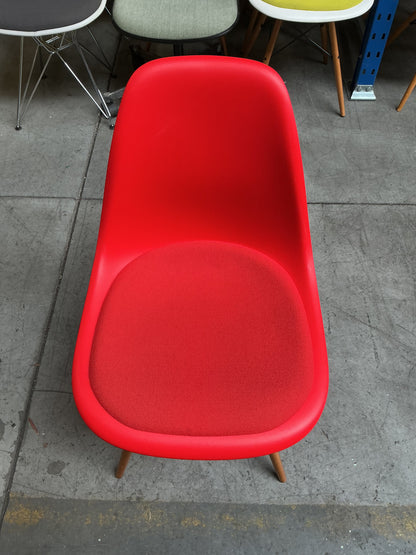 Vitra Eames Plastic Chair DSW | Eetkamerstoel | Rood | Essenhout