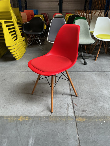 Vitra Eames Plastic Chair DSW | Eetkamerstoel | Rood | Essenhout