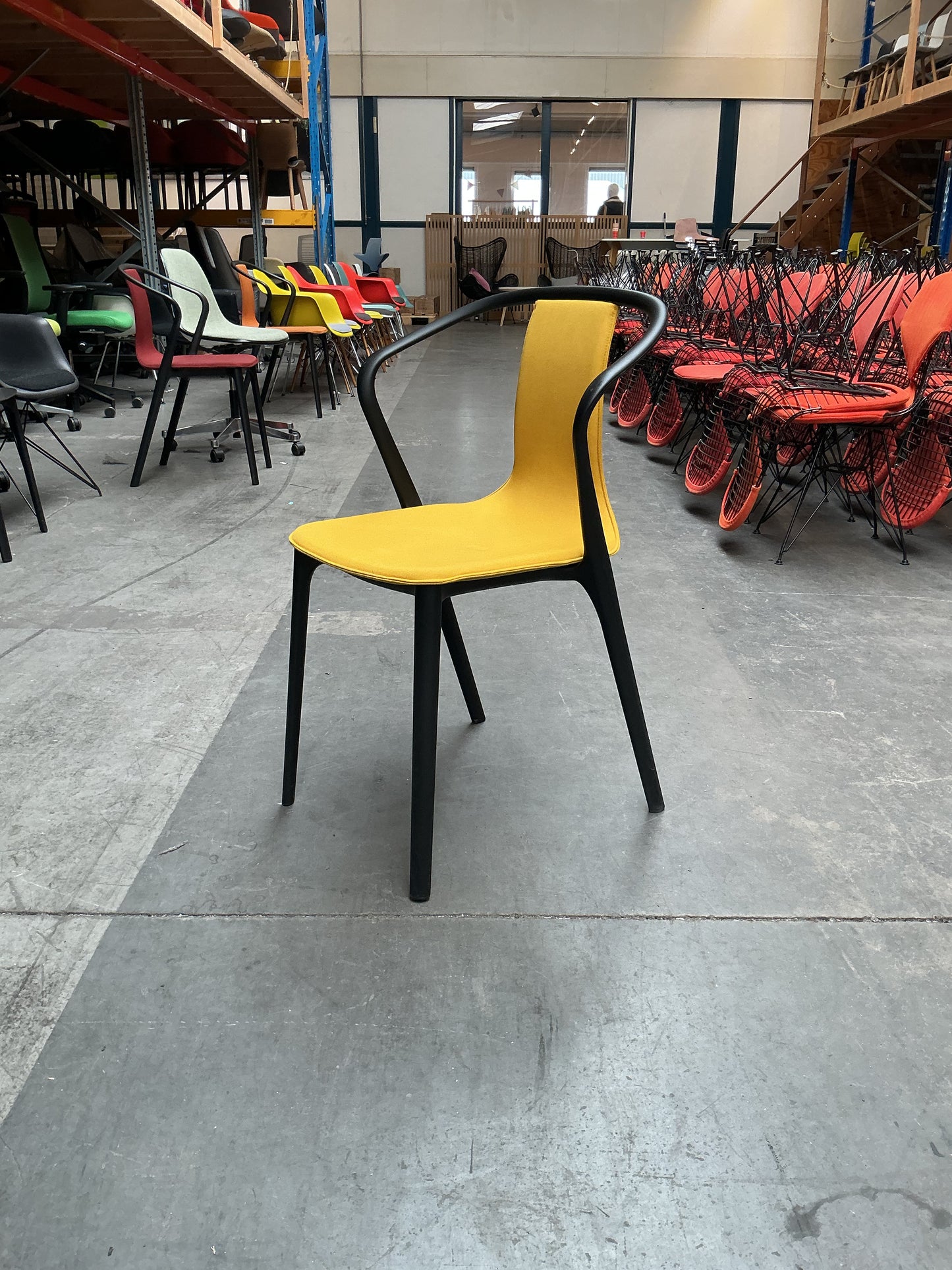 Vitra Belleville Chair Stoel | Kunststof | Gele Stof