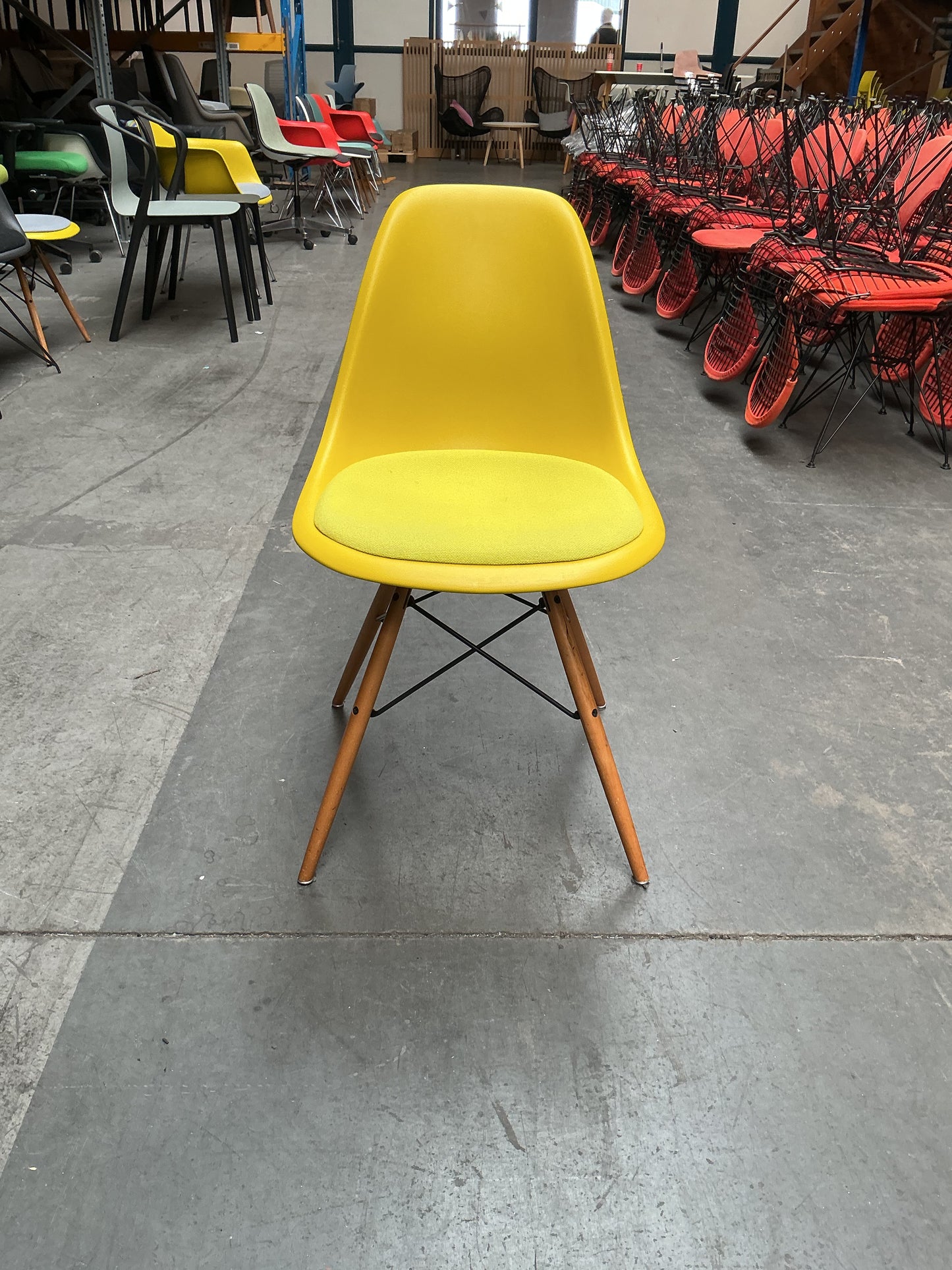 Vitra Eames Plastic Chair DSW | Eetkamerstoel | Geel | Gele Zitting | Essenhout