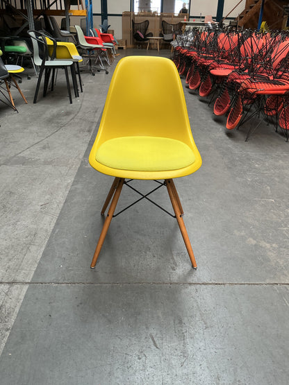 Vitra Eames Plastic Chair DSW | Eetkamerstoel | Geel | Gele Zitting | Essenhout
