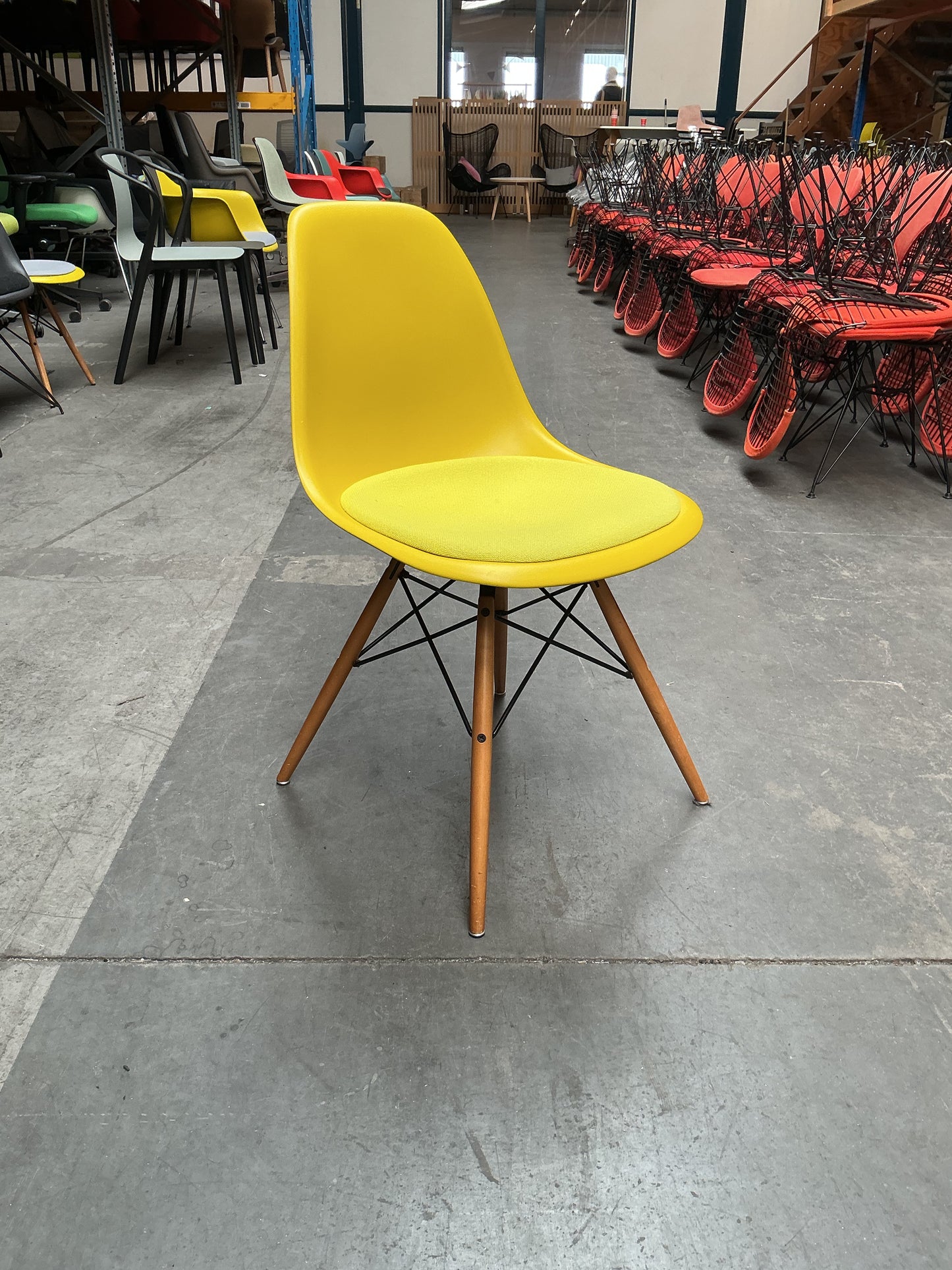 Vitra Eames Plastic Chair DSW | Eetkamerstoel | Geel | Gele Zitting | Essenhout