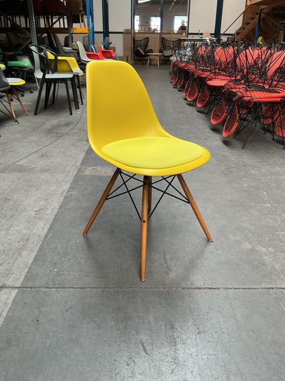 Vitra Eames Plastic Chair DSW | Eetkamerstoel | Geel | Gele Zitting | Essenhout