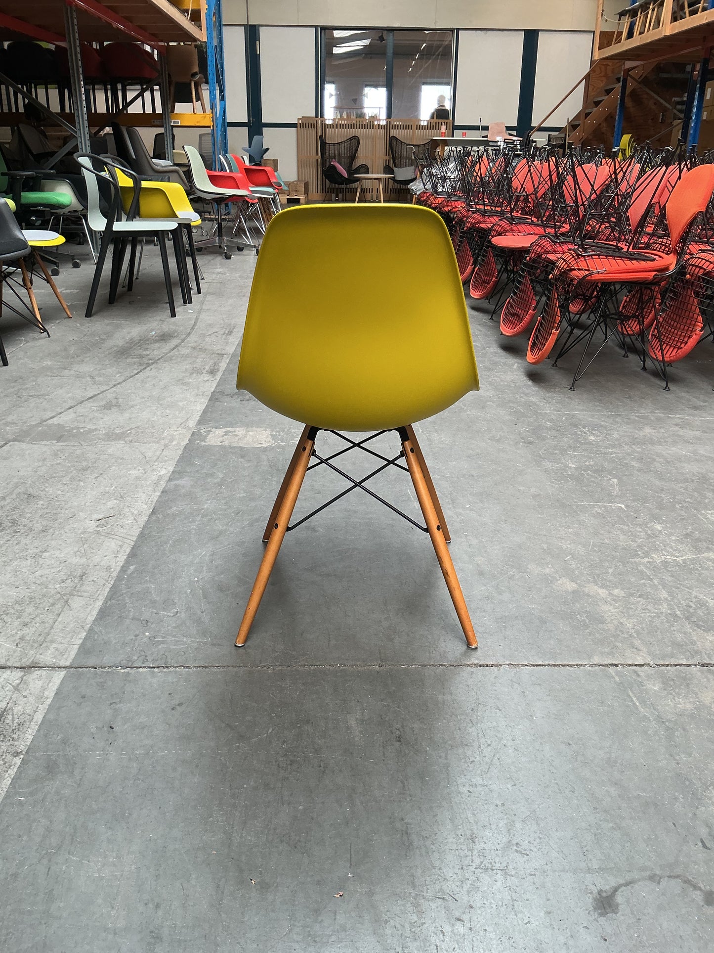 Vitra Eames Plastic Chair DSW | Eetkamerstoel | Geel | Gele Zitting | Essenhout