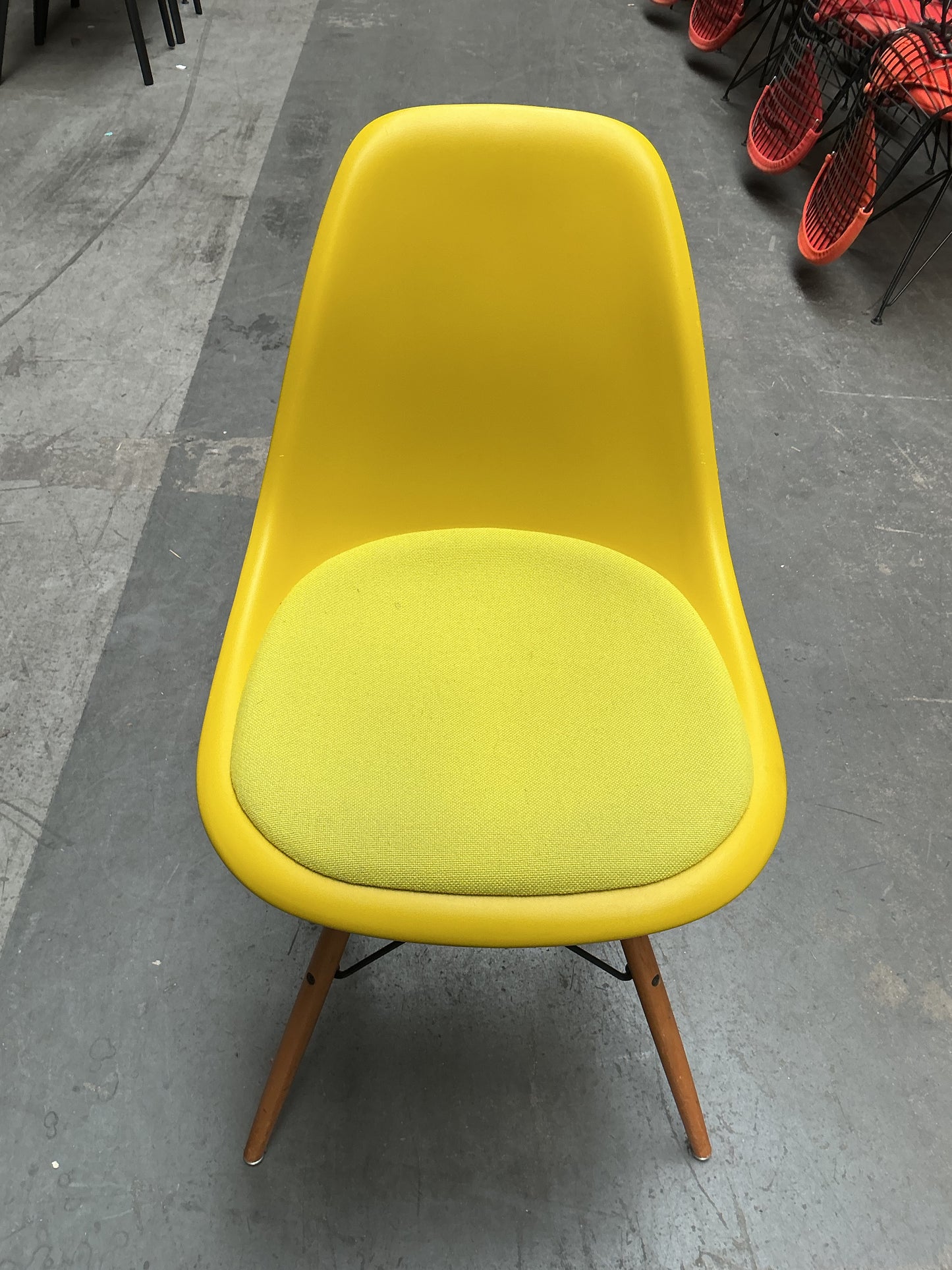 Vitra Eames Plastic Chair DSW | Eetkamerstoel | Geel | Gele Zitting | Essenhout