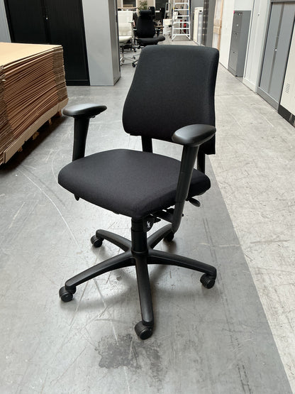 BMA Axia Bureaustoel | Refurbished | Nieuw Gestoffeerd | Lage Rug | Zwart