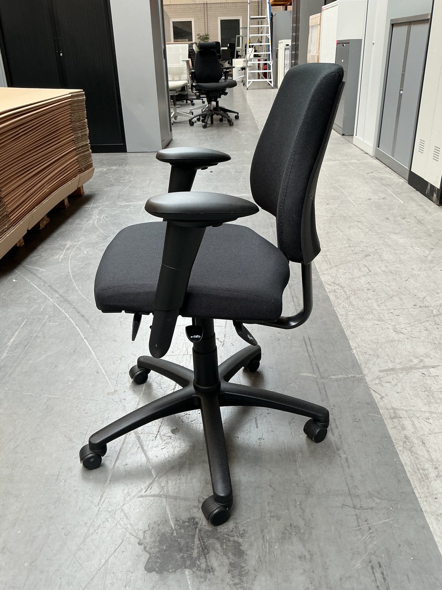 BMA Axia Bureaustoel | Refurbished | Nieuw Gestoffeerd | Lage Rug | Zwart