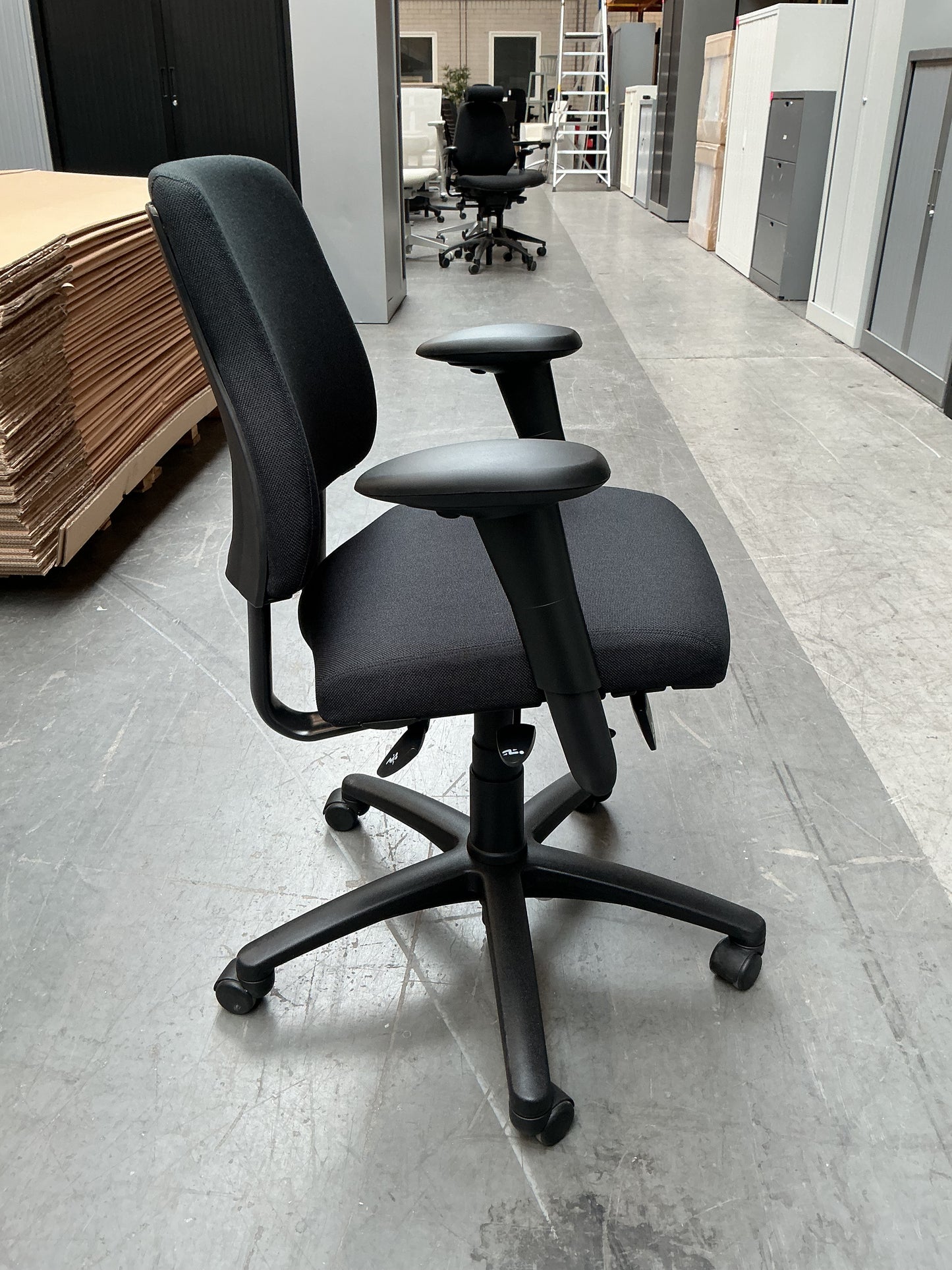 BMA Axia Bureaustoel | Refurbished | Nieuw Gestoffeerd | Lage Rug | Zwart