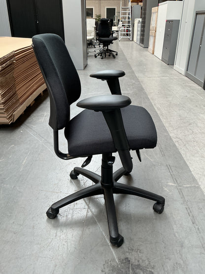 BMA Axia Bureaustoel | Refurbished | Nieuw Gestoffeerd | Lage Rug | Zwart