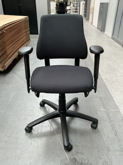 BMA Axia Bureaustoel | Refurbished | Nieuw Gestoffeerd | Lage Rug | Zwart