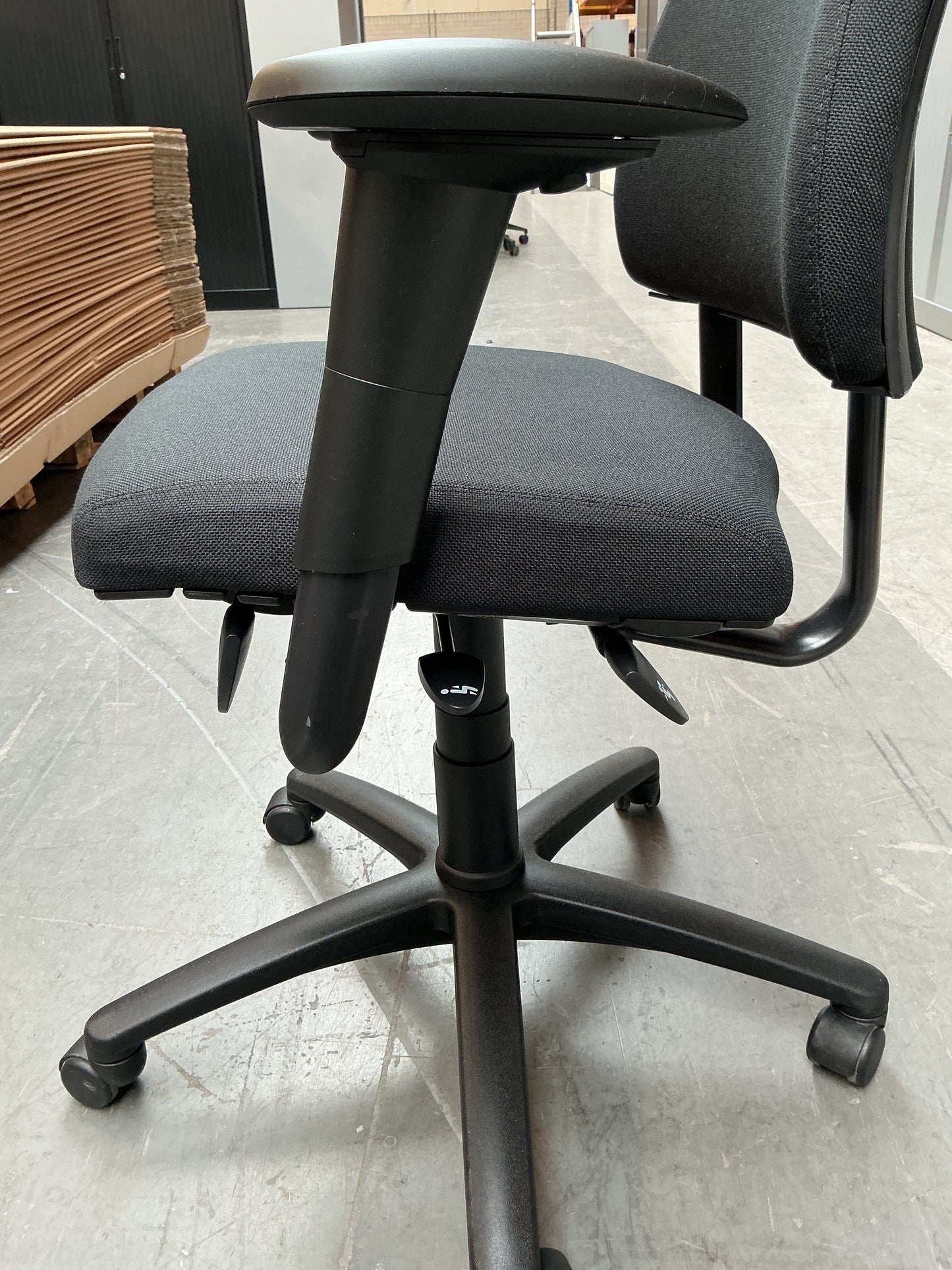 BMA Axia Bureaustoel | Refurbished | Nieuw Gestoffeerd | Lage Rug | Zwart