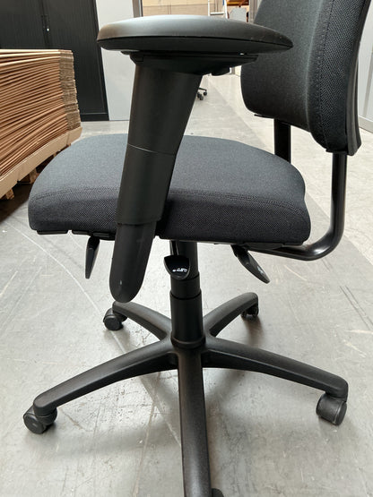 BMA Axia Bureaustoel | Refurbished | Nieuw Gestoffeerd | Lage Rug | Zwart