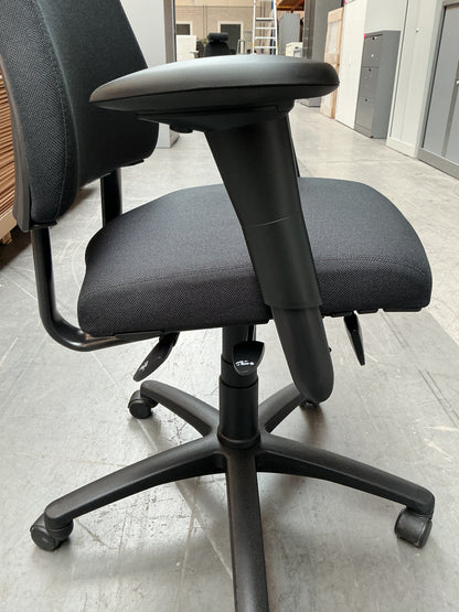 BMA Axia Bureaustoel | Refurbished | Nieuw Gestoffeerd | Lage Rug | Zwart