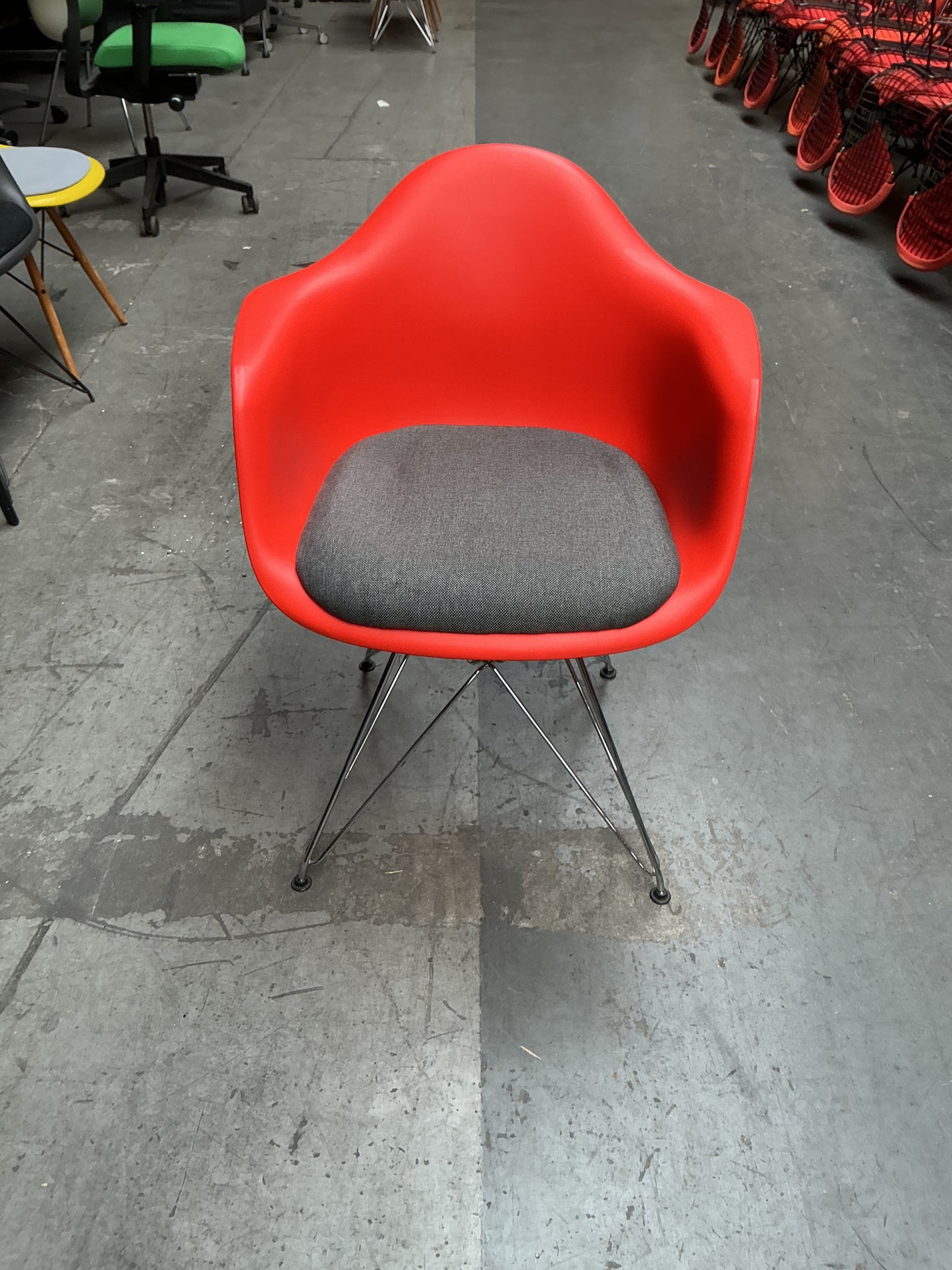 Vitra Eames Dar | Rood | Chroom | met zitkussen Grijs Gemêleerd