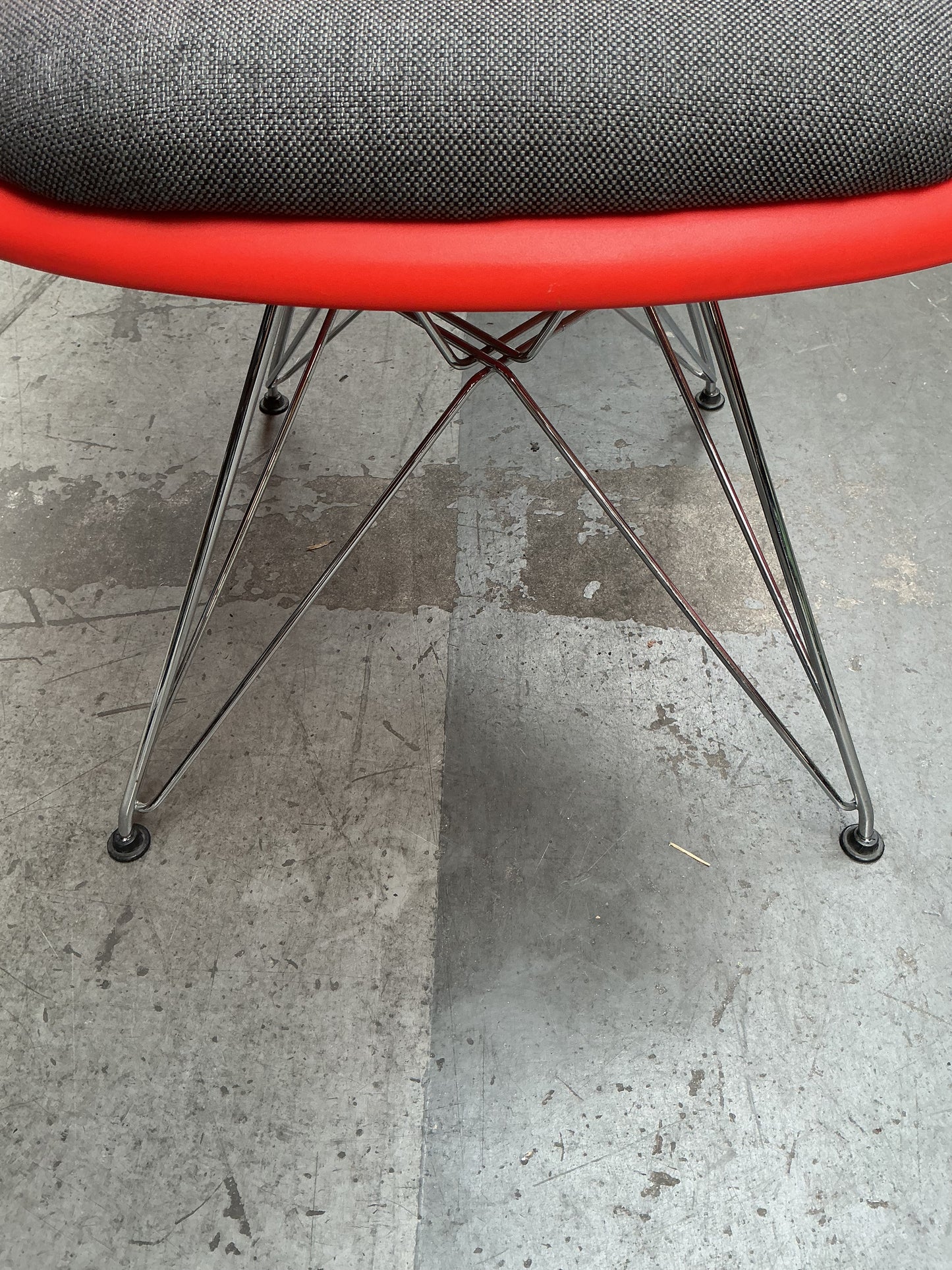 Vitra Eames Dar | Rood | Chroom | met zitkussen Grijs Gemêleerd