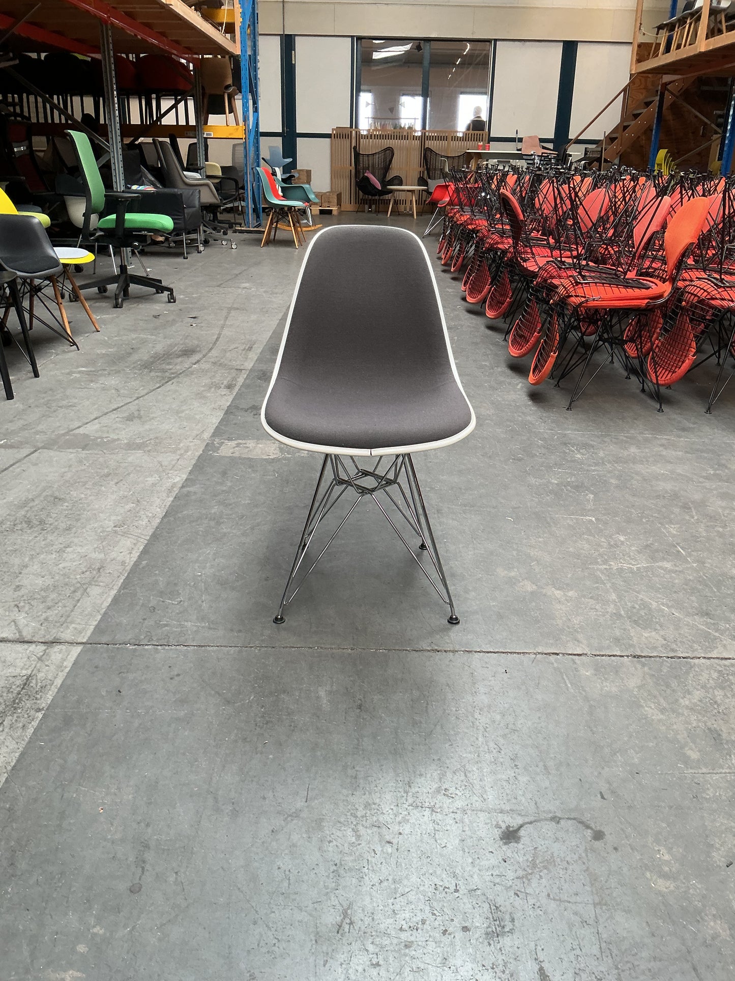 Vitra Eames DSR | Witte Kuip | Grijs gestoffeerd