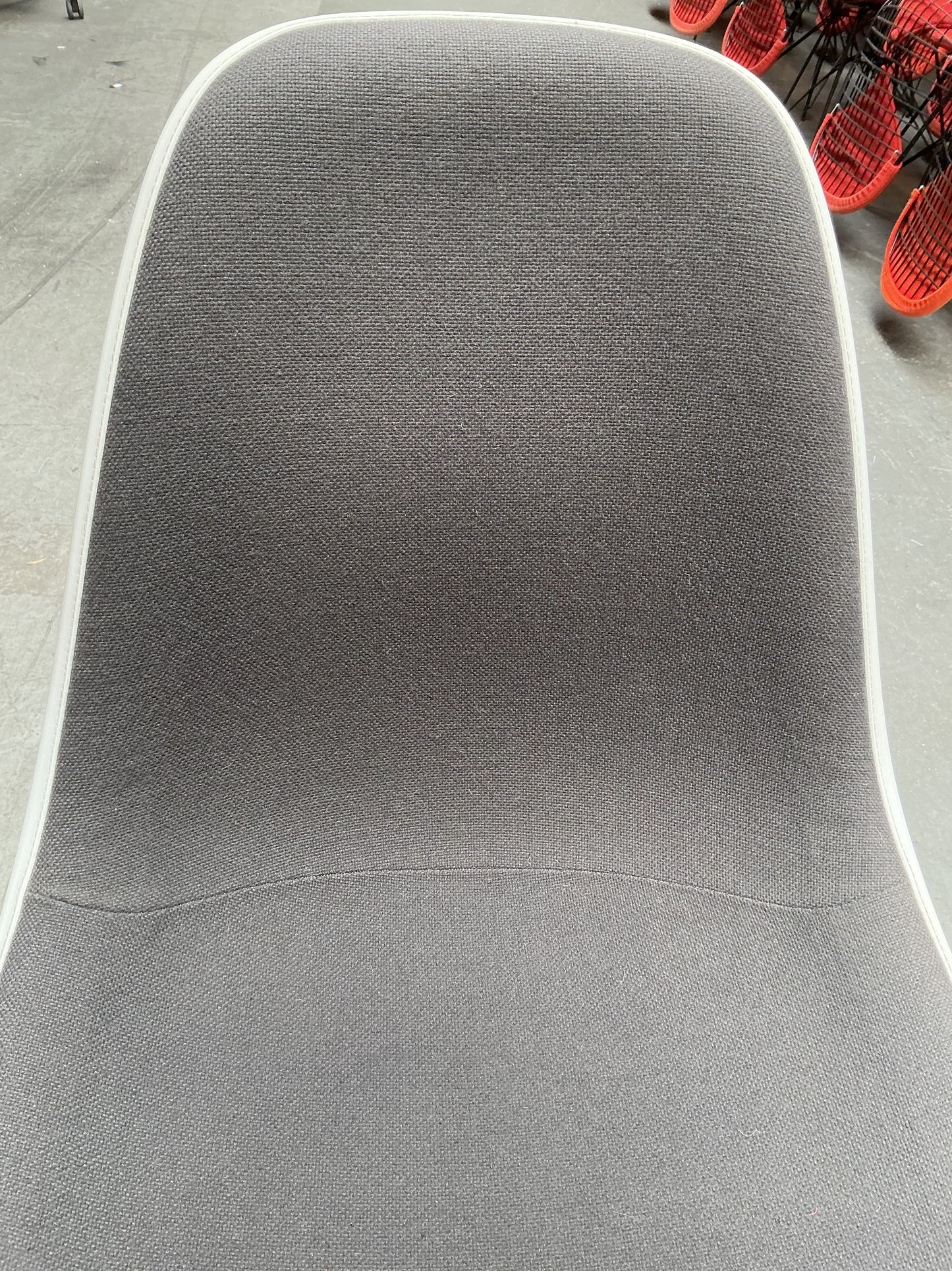 Vitra Eames DSR | Witte Kuip | Grijs gestoffeerd