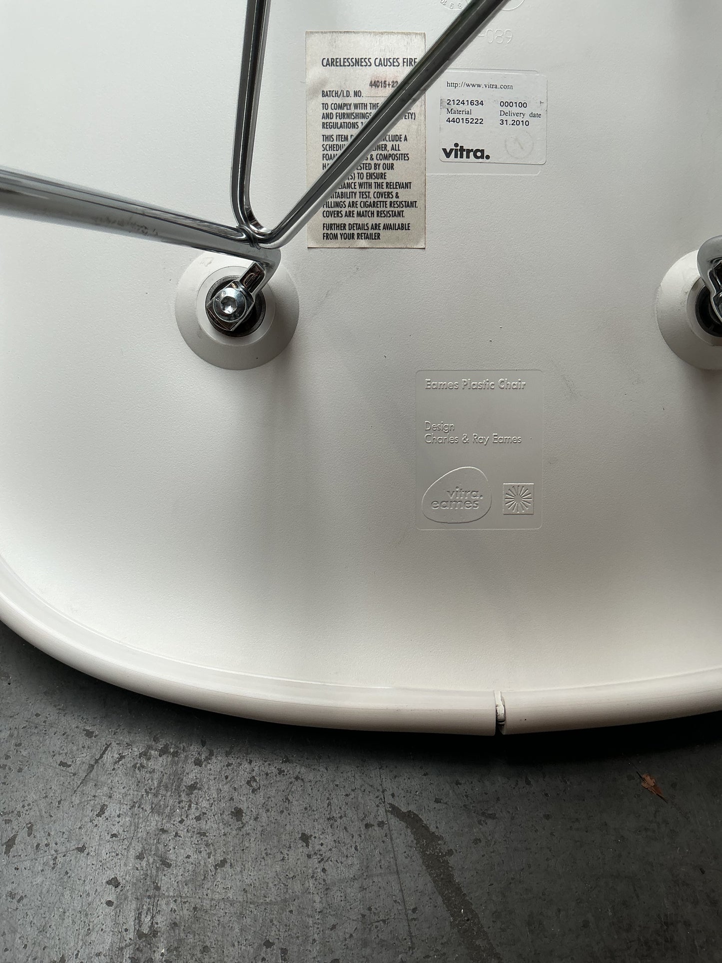 Vitra Eames DSR | Witte Kuip | Grijs gestoffeerd