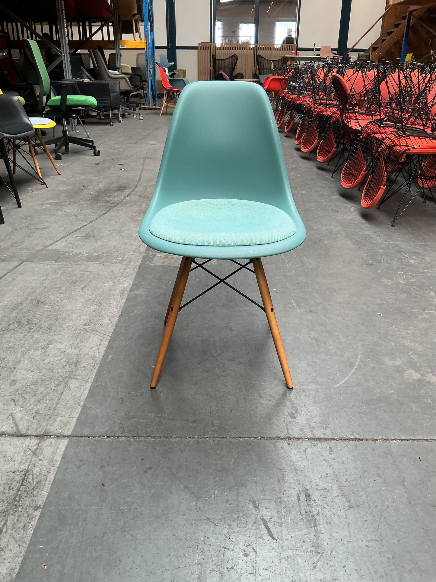 Vitra Eames Plastic Chair DSW | Eetkamerstoel | Groen | Stoffen Zitting | Essenhout
