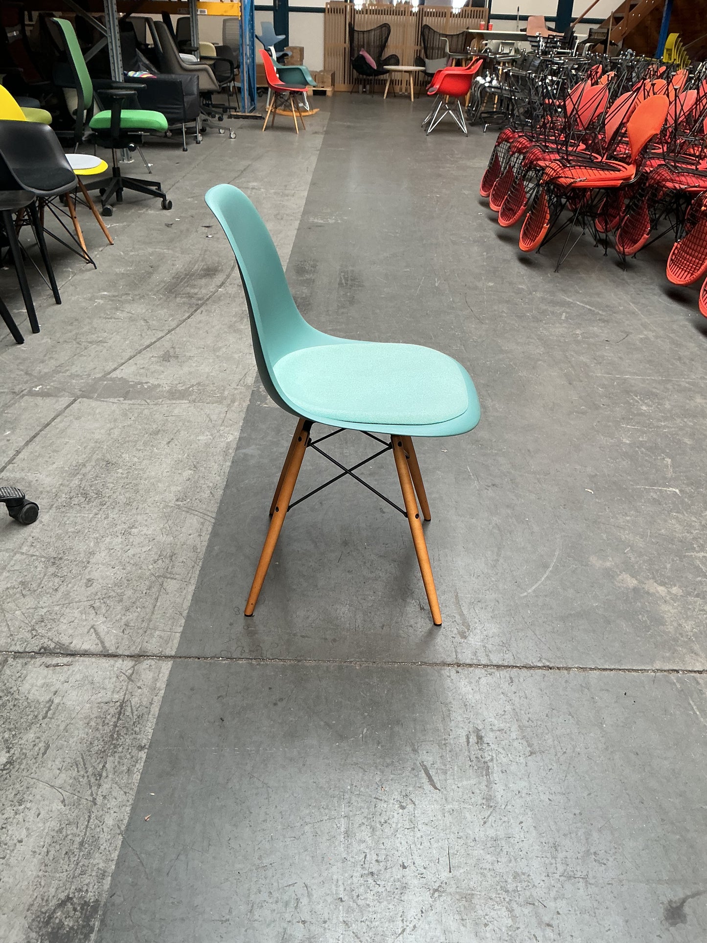 Vitra Eames Plastic Chair DSW | Eetkamerstoel | Groen | Stoffen Zitting | Essenhout