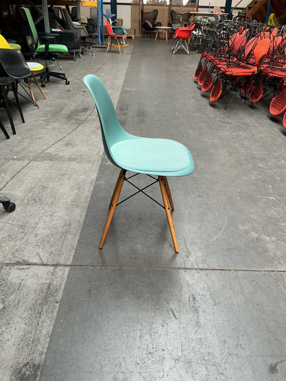 Vitra Eames Plastic Chair DSW | Eetkamerstoel | Groen | Stoffen Zitting | Essenhout
