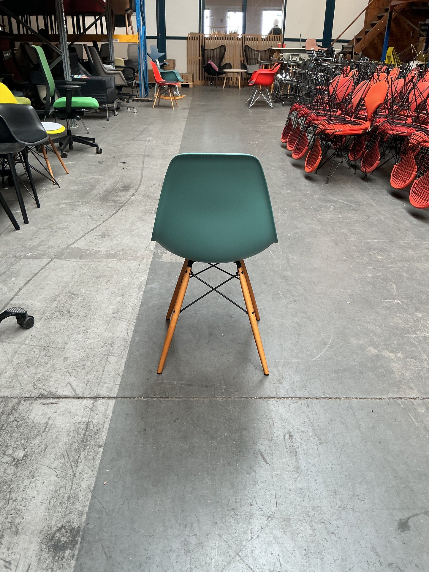 Vitra Eames Plastic Chair DSW | Eetkamerstoel | Groen | Stoffen Zitting | Essenhout