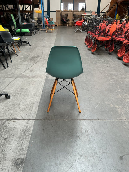 Vitra Eames Plastic Chair DSW | Eetkamerstoel | Groen | Stoffen Zitting | Essenhout