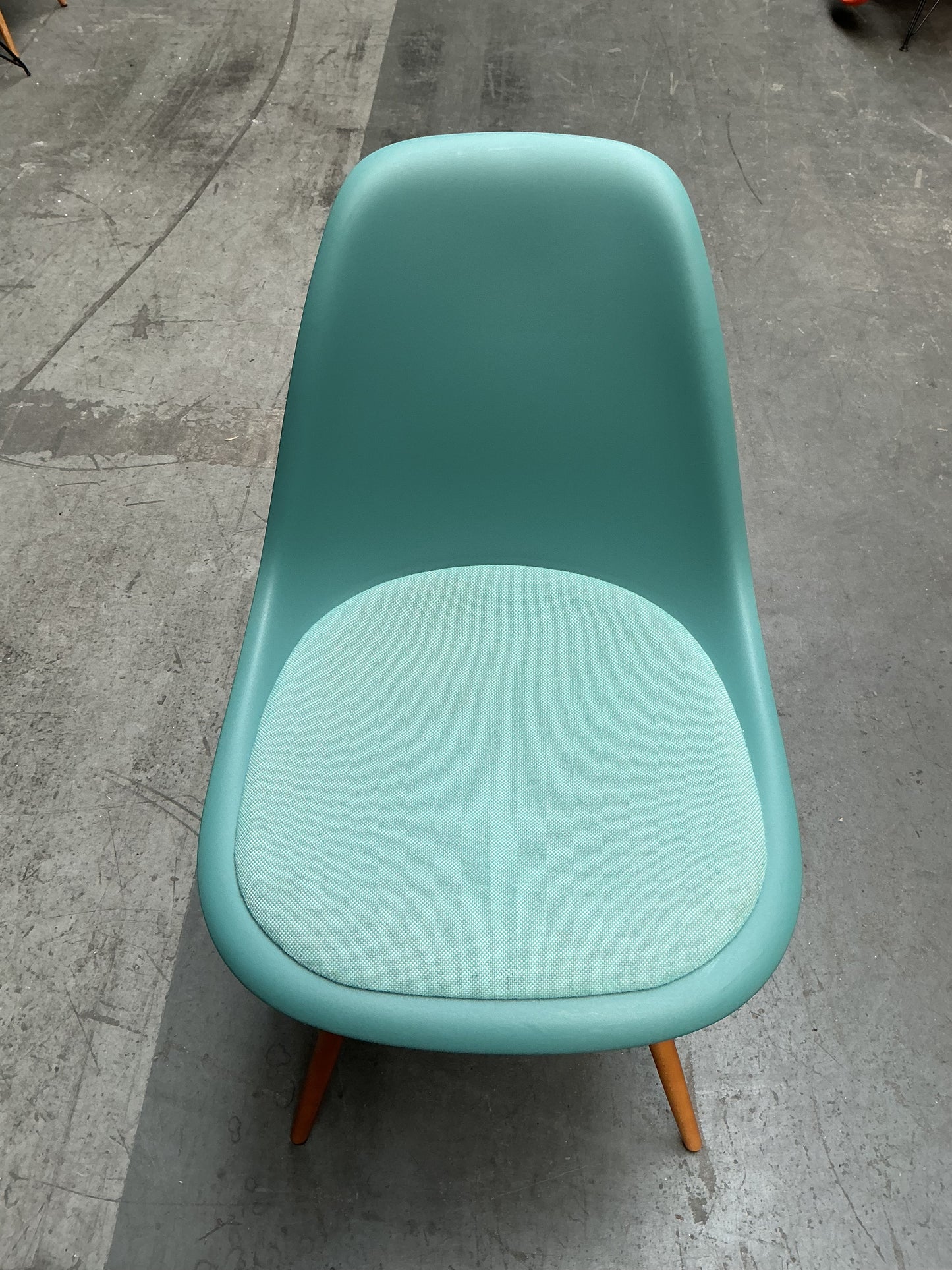 Vitra Eames Plastic Chair DSW | Eetkamerstoel | Groen | Stoffen Zitting | Essenhout