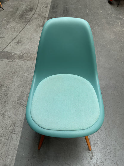 Vitra Eames Plastic Chair DSW | Eetkamerstoel | Groen | Stoffen Zitting | Essenhout