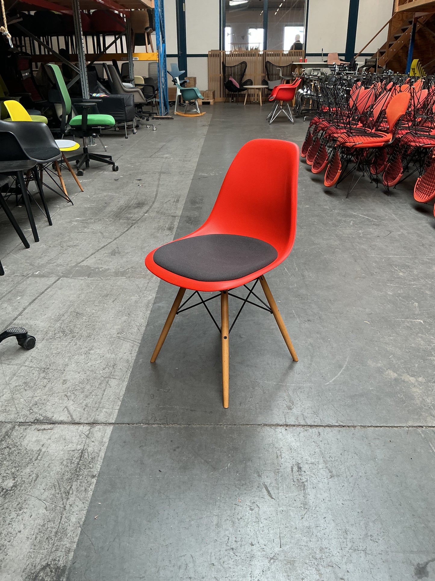 Vitra Eames Plastic Chair DSW | Eetkamerstoel | Rood | Grijze Zitting | Essenhout