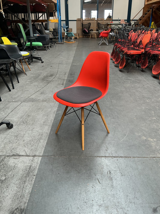 Vitra Eames Plastic Chair DSW | Eetkamerstoel | Rood | Grijze Zitting | Essenhout