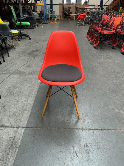 Vitra Eames Plastic Chair DSW | Eetkamerstoel | Rood | Grijze Zitting | Essenhout