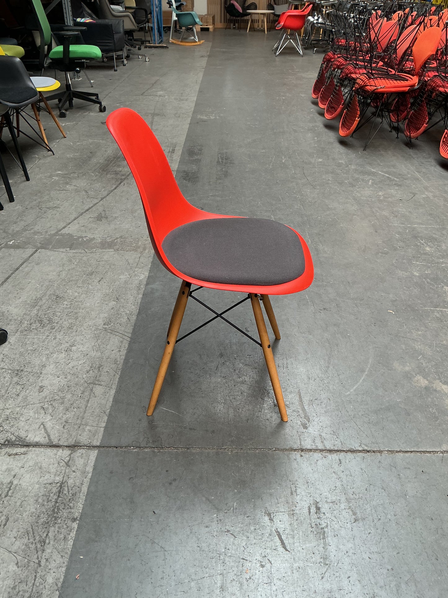 Vitra Eames Plastic Chair DSW | Eetkamerstoel | Rood | Grijze Zitting | Essenhout