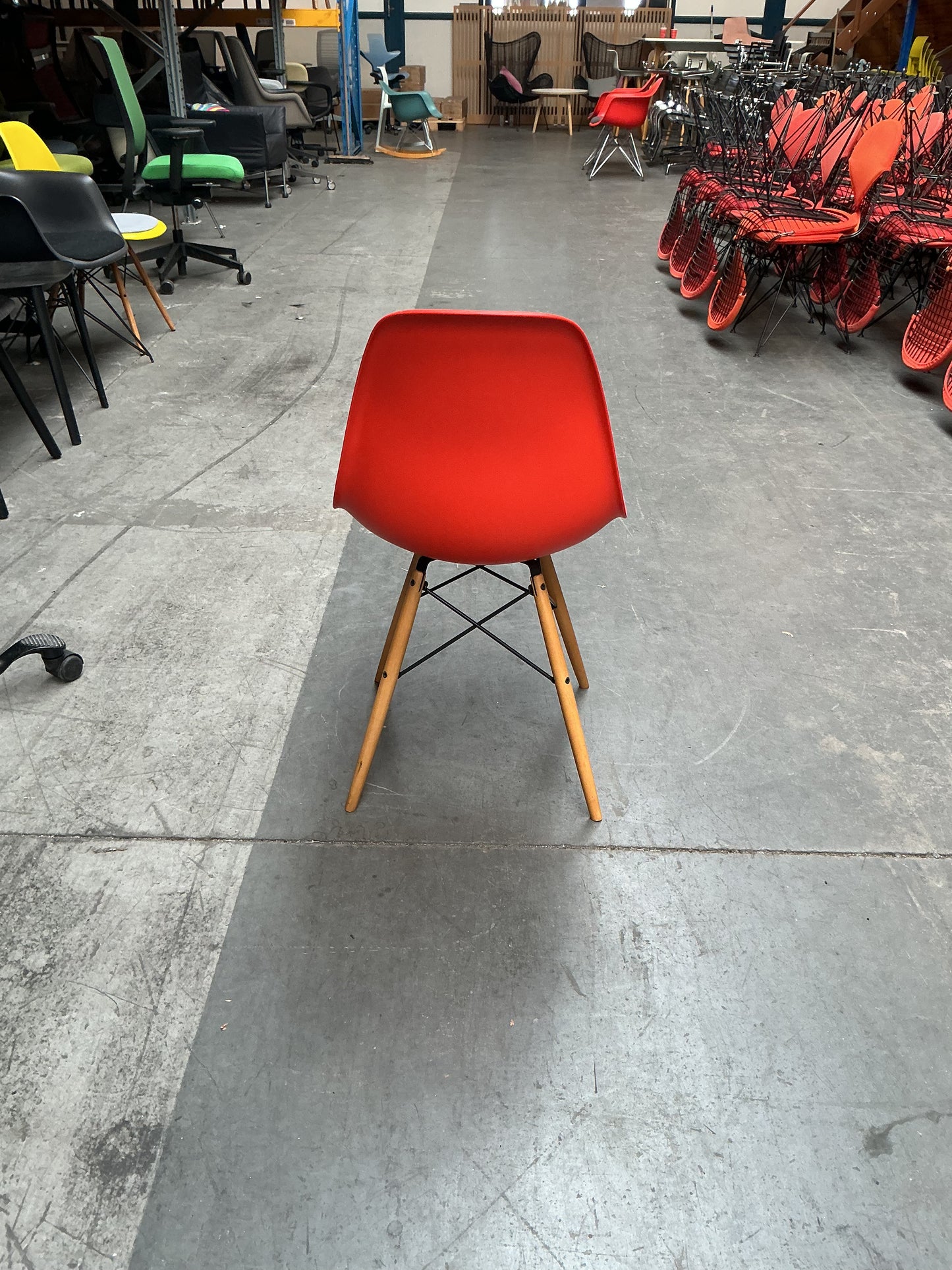Vitra Eames Plastic Chair DSW | Eetkamerstoel | Rood | Grijze Zitting | Essenhout