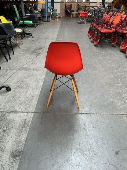 Vitra Eames Plastic Chair DSW | Eetkamerstoel | Rood | Grijze Zitting | Essenhout