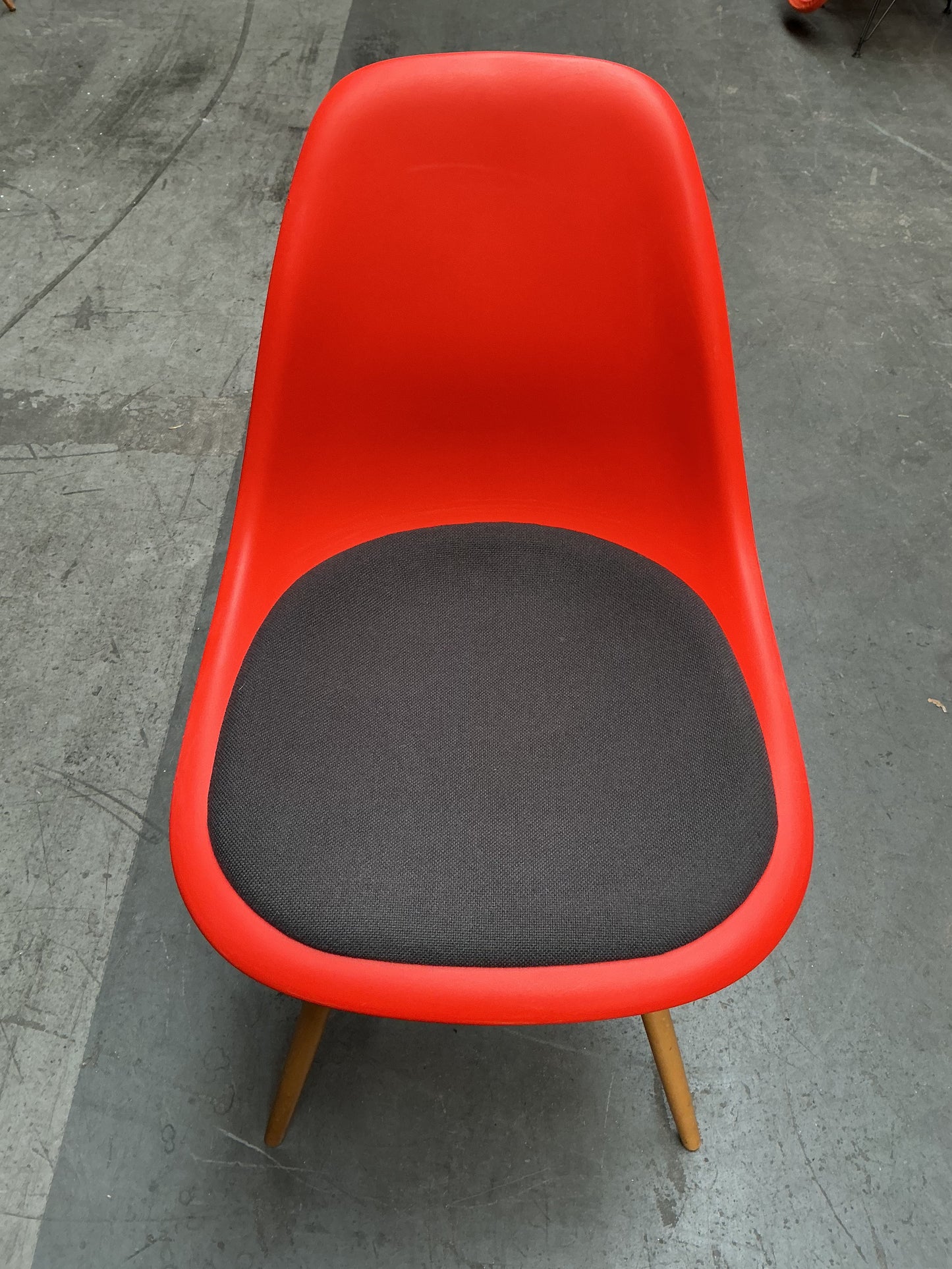 Vitra Eames Plastic Chair DSW | Eetkamerstoel | Rood | Grijze Zitting | Essenhout